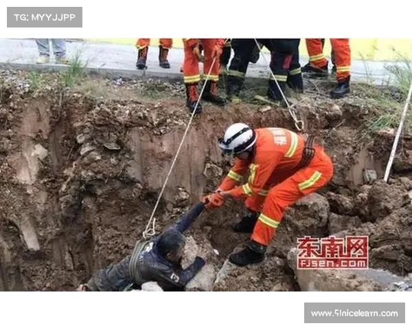 17岁英国少年被急流冲下9米瀑布 竟只受轻伤 17岁英国少年被急流冲下9米瀑布 竟只受轻伤